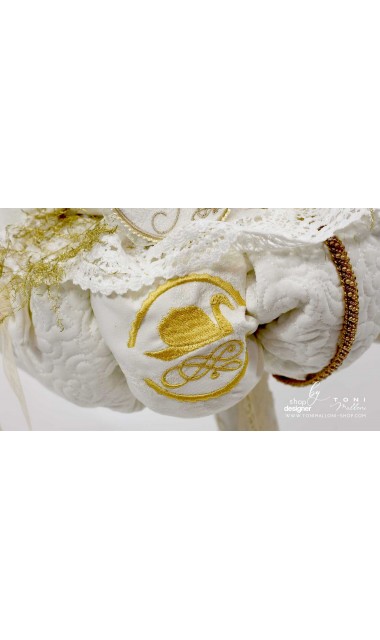 Lumanare botez cu lebede brodate si dantela alba Gold Swan 10